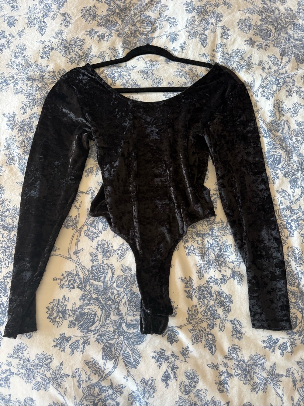 Women's Black Velvet Long-Sleeve Scoop Neck Thing Bodysuit